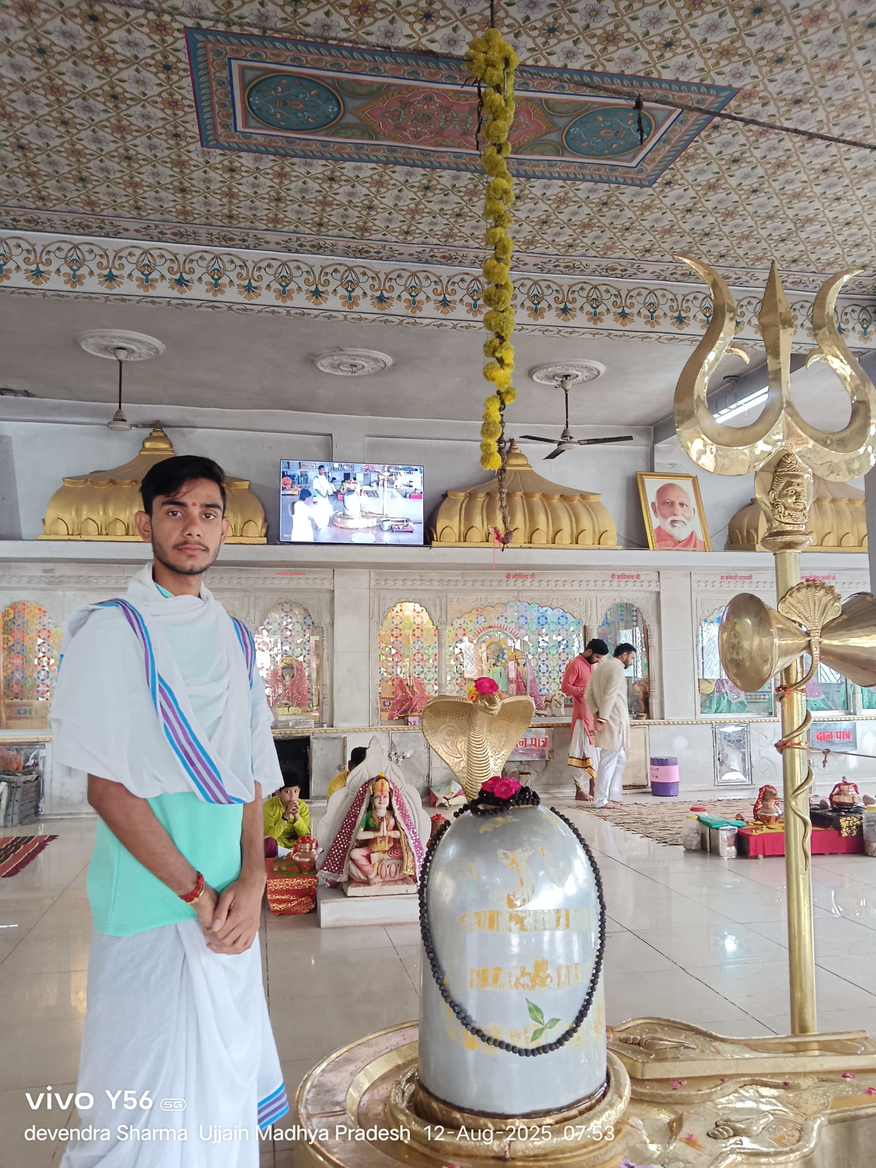 पूजा करते हुए पंडित जी